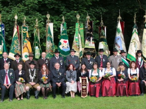 fahnen_vorstandschaft_jubilaum_zuschnitt_i